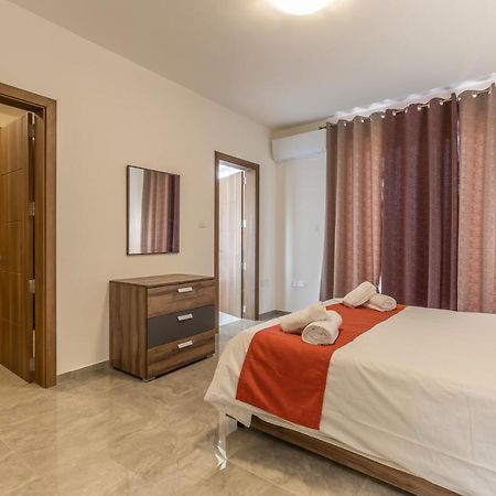 3 Bedroom Apartment - Walking Distance From Airport Gudja Exteriör bild