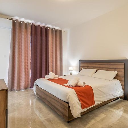 3 Bedroom Apartment - Walking Distance From Airport Gudja Exteriör bild