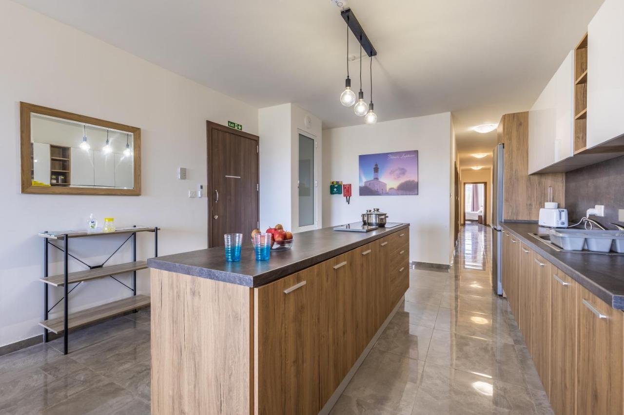 3 Bedroom Apartment - Walking Distance From Airport Gudja Exteriör bild