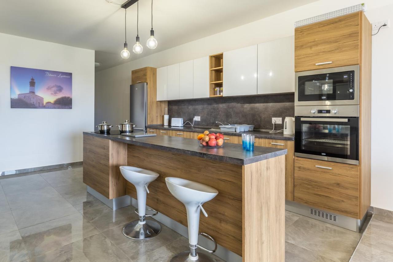 3 Bedroom Apartment - Walking Distance From Airport Gudja Exteriör bild