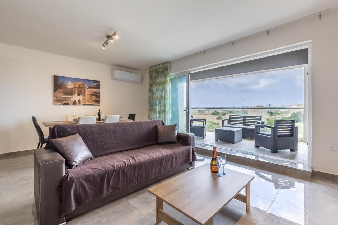 3 Bedroom Apartment - Walking Distance From Airport Gudja Exteriör bild
