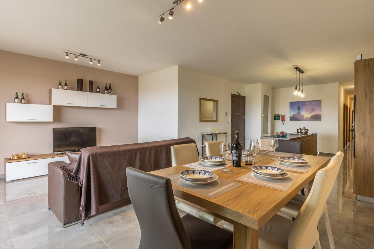 3 Bedroom Apartment - Walking Distance From Airport Gudja Exteriör bild