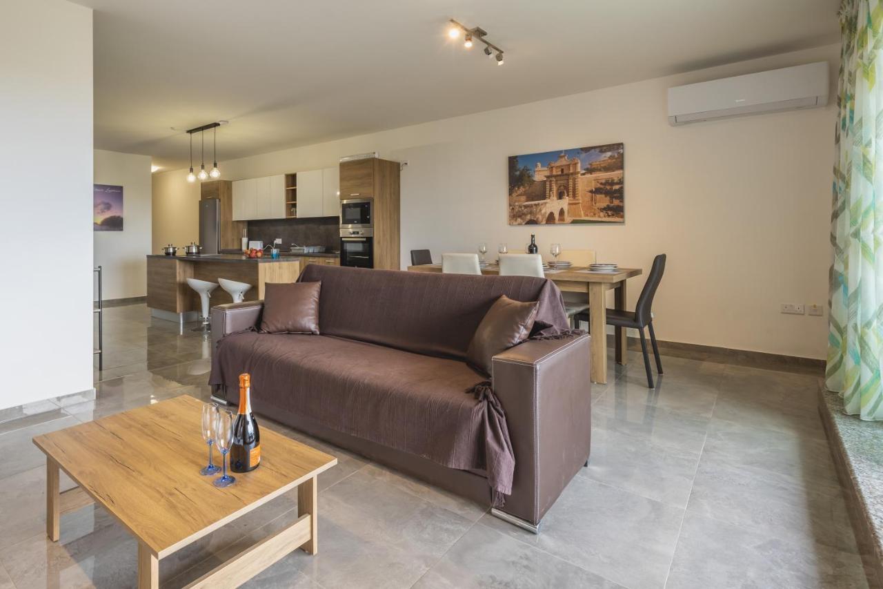 3 Bedroom Apartment - Walking Distance From Airport Gudja Exteriör bild