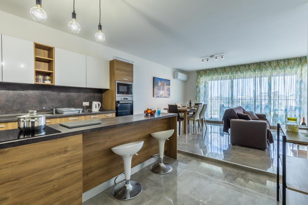 3 Bedroom Apartment - Walking Distance From Airport Gudja Exteriör bild