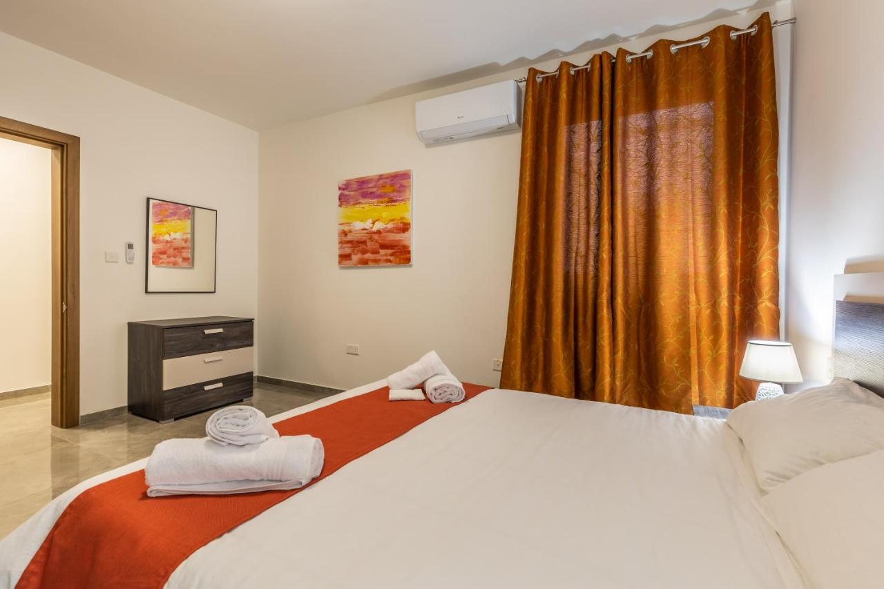 3 Bedroom Apartment - Walking Distance From Airport Gudja Exteriör bild