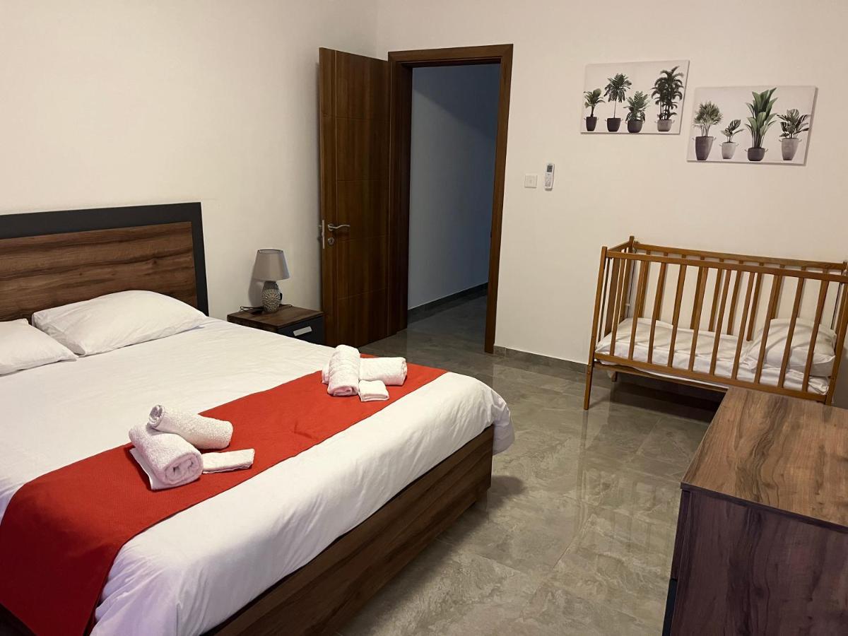 3 Bedroom Apartment - Walking Distance From Airport Gudja Exteriör bild