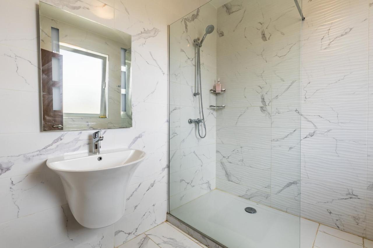 3 Bedroom Apartment - Walking Distance From Airport Gudja Exteriör bild