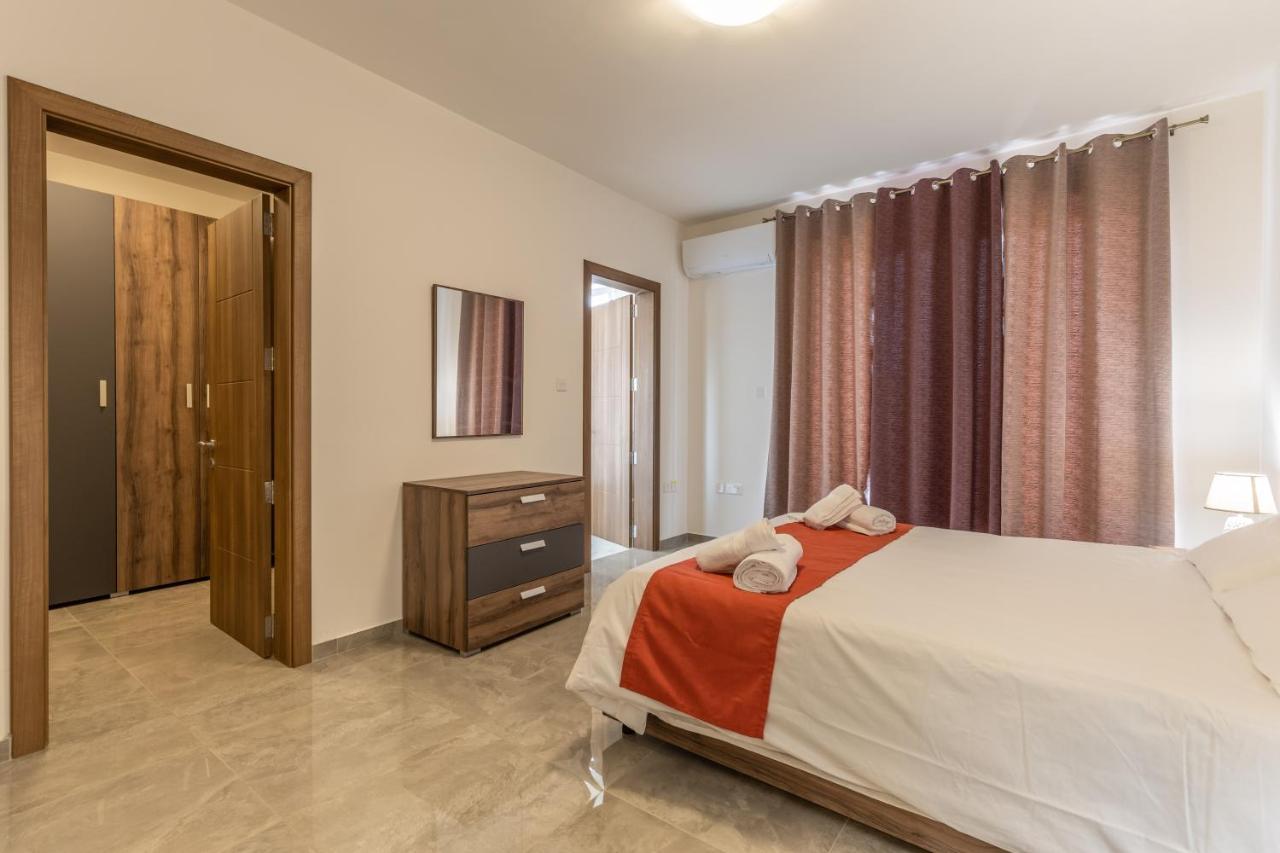 3 Bedroom Apartment - Walking Distance From Airport Gudja Exteriör bild