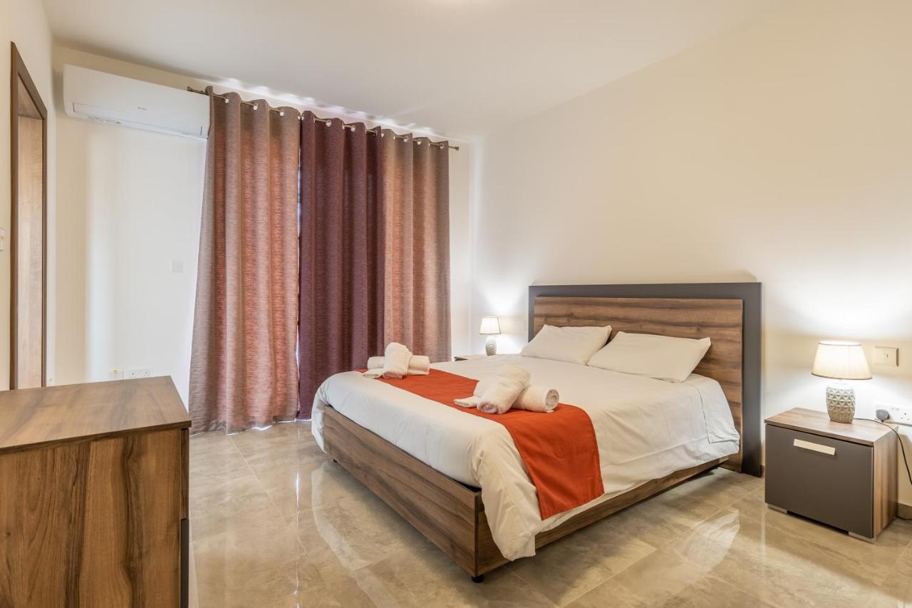 3 Bedroom Apartment - Walking Distance From Airport Gudja Exteriör bild