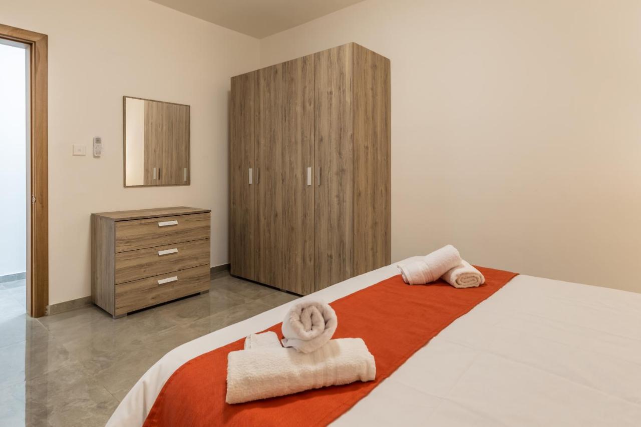 3 Bedroom Apartment - Walking Distance From Airport Gudja Exteriör bild