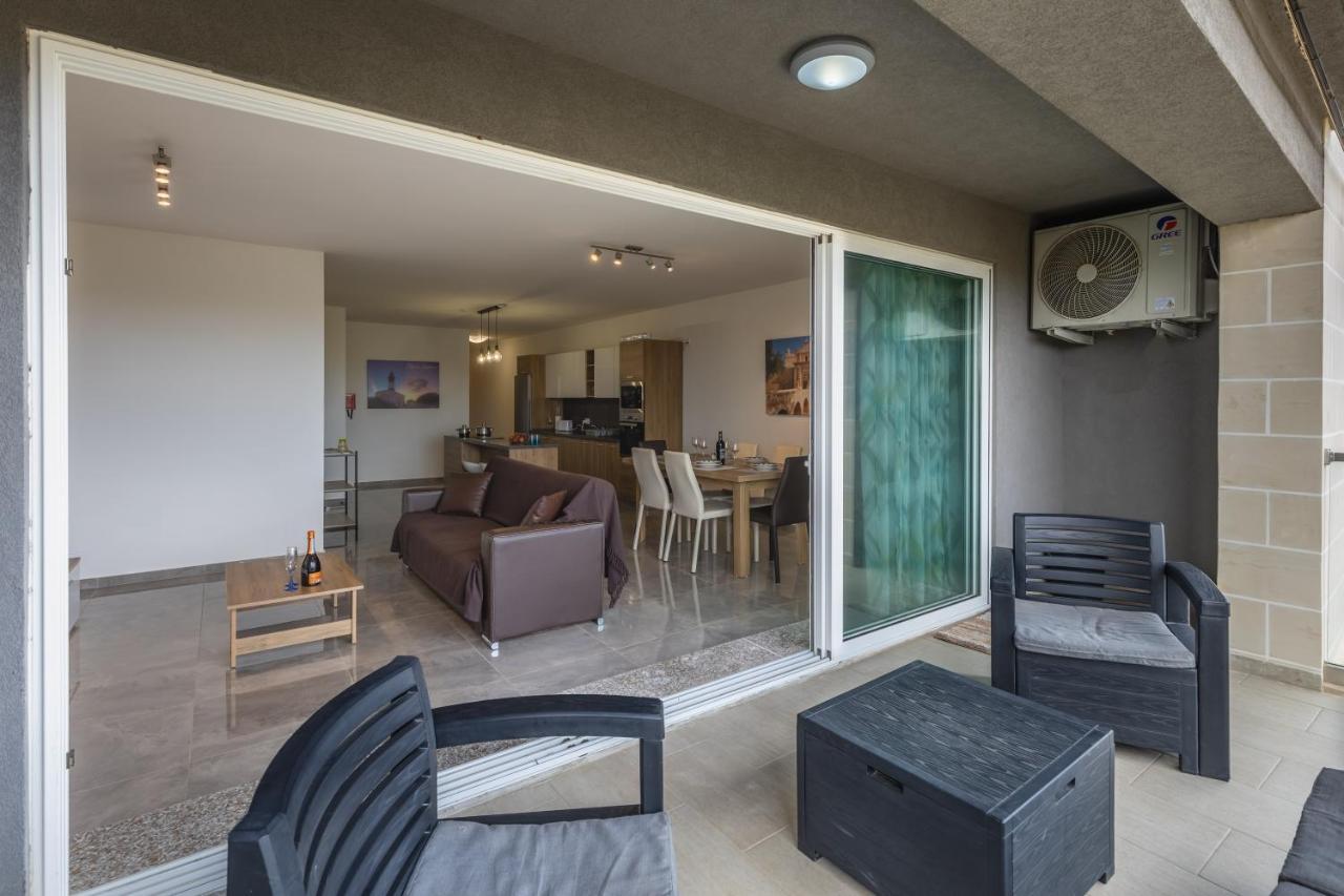 3 Bedroom Apartment - Walking Distance From Airport Gudja Exteriör bild