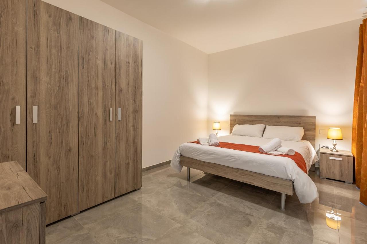 3 Bedroom Apartment - Walking Distance From Airport Gudja Exteriör bild