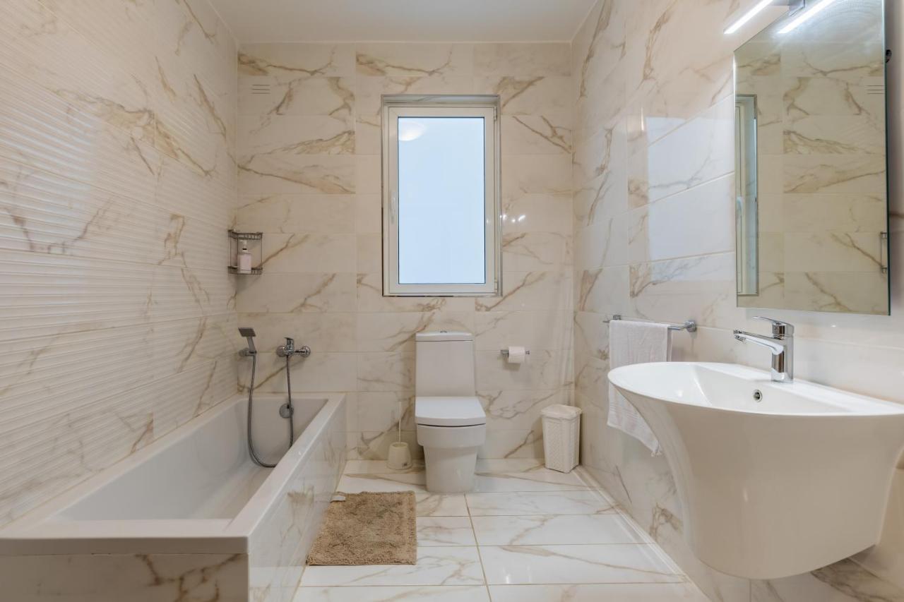 3 Bedroom Apartment - Walking Distance From Airport Gudja Exteriör bild